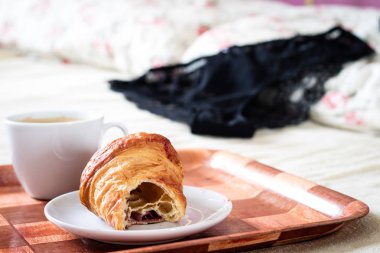 Sabah, lezzetli breakfast yatağa. İç çamaşırı, sütyen ve kahve.