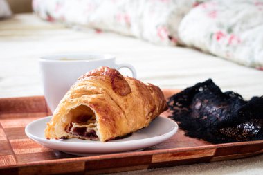 Sabah, lezzetli breakfast yatağa. İç çamaşırı, sütyen ve kahve.