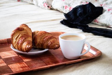 Sabah, lezzetli breakfast yatağa. İç çamaşırı, sütyen ve kahve.