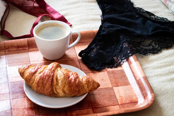 Mañana, sabroso desayuno a la cama. Lencería, sujetadores y café . —  Fotos de Stock