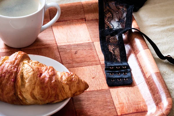 Sabah, lezzetli breakfast yatağa. İç çamaşırı, sütyen ve kahve.