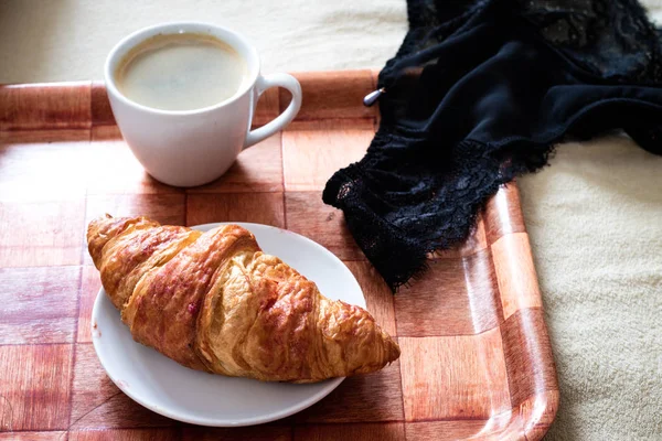 Bonjour, savoureux petit déjeuner au lit. Lingerie, soutiens-gorge et café . — Photo
