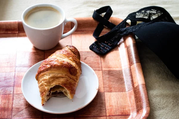 Sabah, lezzetli breakfast yatağa. İç çamaşırı, sütyen ve kahve.
