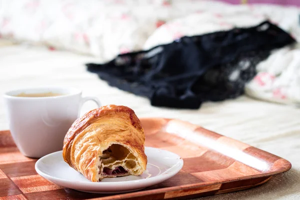 Sabah, lezzetli breakfast yatağa. İç çamaşırı, sütyen ve kahve.