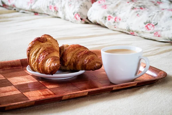 Lezzetli breakfast yatağa. Kruvasan kahve ile.