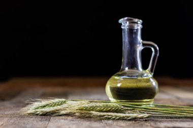 İtalyan lezzetli yemekler, zeytin yağı ve tahıl kulaklar. Ahşap masa