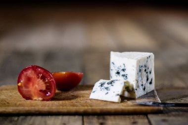 Lezzetli ülke ekmek ve zeytinyağı bir cam şişe. Ahşap tabl