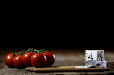 Lezzetli ülke ekmek ve zeytinyağı bir cam şişe. Ahşap tabl