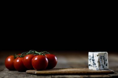 Lezzetli ülke ekmek ve zeytinyağı bir cam şişe. Ahşap tabl