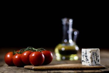 İtalyan lezzetli yemekler, zeytinyağı, beyaz peynir ve domates.