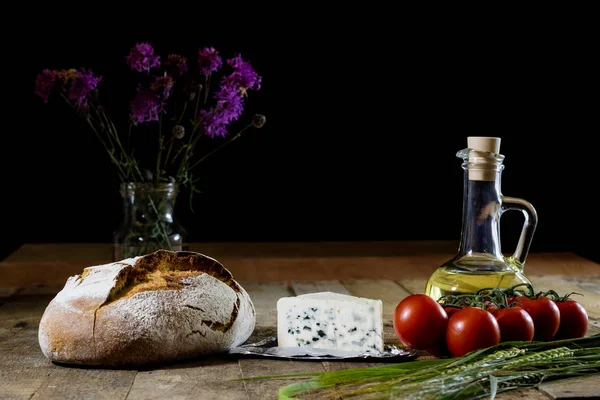 Comida italiana sabrosa, aceite de oliva, queso blanco y tomates . — Foto de Stock