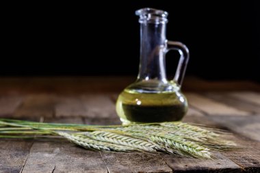 İtalyan lezzetli yemekler, zeytin yağı ve tahıl kulaklar. Ahşap masa