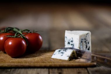 Lezzetli ülke ekmek ve zeytinyağı bir cam şişe. Ahşap tabl