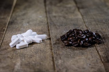 Hapları bir plastik konteyner ve kahve. Bir bardak kahve çekirdekleri