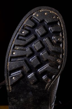 Ahşap bir masa üzerinde eski siyah Lehçe askeri bot.