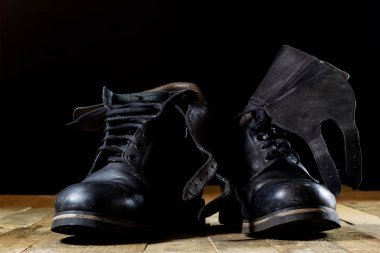 Ahşap bir masa üzerinde eski siyah Lehçe askeri bot.