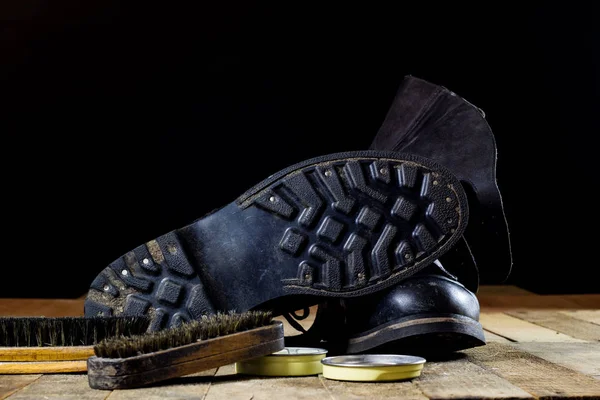 Stary Polski czarne buty wojskowe na drewnianym stole. — Zdjęcie stockowe