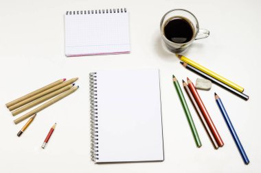 Kahve ve sketchbook çizimler için. Beyaz masa. İzole backgr