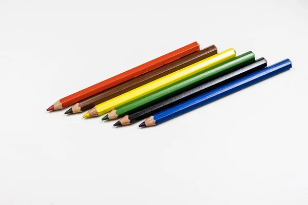 Милые карандашные карандаши на белом столе. Изолированный фон . — стоковое фото