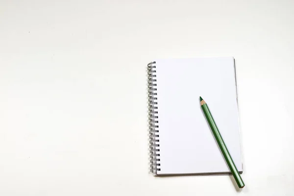 Cuaderno de bocetos y lápices de colores sensuales sobre una mesa blanca. Mesa blanca y —  Fotos de Stock