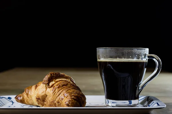 Frischer heißer Kaffee und Frühstück auf dem Tablett. Holztisch — Stockfoto