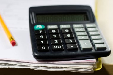 Faturaları, belgeler ve kağıtları hesap makinesi ile. Accou ofisi