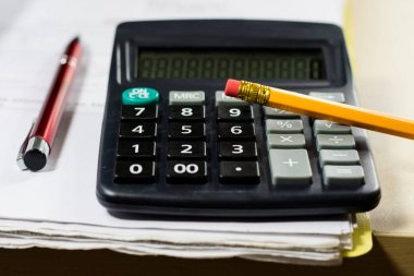 Faturaları, belgeler ve kağıtları hesap makinesi ile. Accou ofisi