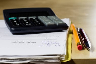 Faturaları, belgeler ve kağıtları hesap makinesi ile. Accou ofisi