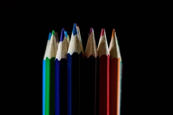 Pastelli a matita belli e colorati. Luminoso tavolo in legno . — Foto Stock