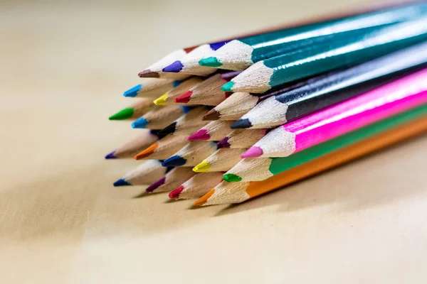 Pastelli a matita belli e colorati. Luminoso tavolo in legno . — Foto Stock
