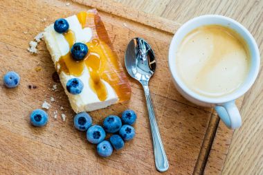 Yaban mersini ile lezzetli ve tatlı pasta. Güneşli tatlı 