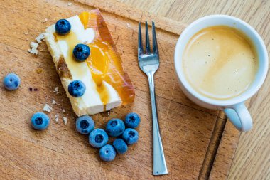 Yaban mersini ile lezzetli ve tatlı pasta. Güneşli tatlı 