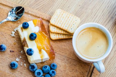 Yaban mersini ile lezzetli ve tatlı pasta. Güneşli tatlı 
