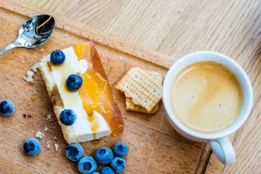 Yaban mersini ile lezzetli ve tatlı pasta. Güneşli tatlı 