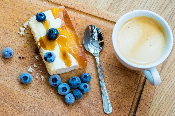 Yaban mersini ile lezzetli ve tatlı pasta. Güneşli tatlı 