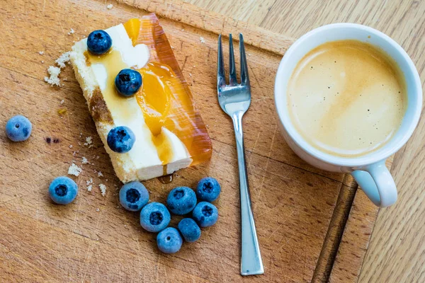 Yaban mersini ile lezzetli ve tatlı pasta. Güneşli tatlı 