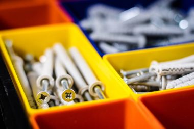 Vidalar Plastik renkli kaplarda ayrılmış. Kutusu Oluşturucu için