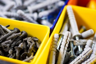 Vidalar Plastik renkli kaplarda ayrılmış. Kutusu Oluşturucu için