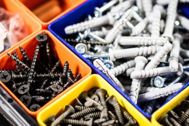 Vidalar Plastik renkli kaplarda ayrılmış. Kutusu Oluşturucu için