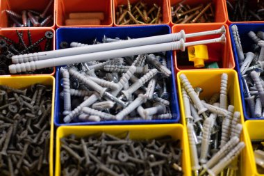 Vidalar Plastik renkli kaplarda ayrılmış. Kutusu Oluşturucu için