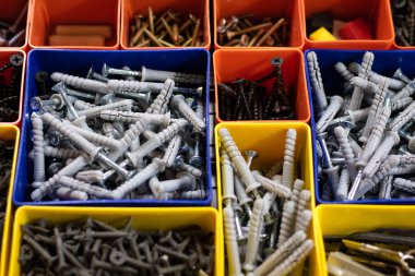 Vidalar Plastik renkli kaplarda ayrılmış. Kutusu Oluşturucu için