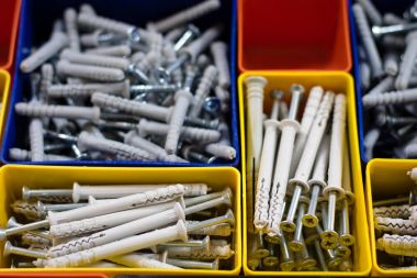 Vidalar Plastik renkli kaplarda ayrılmış. Kutusu Oluşturucu için