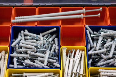 Vidalar Plastik renkli kaplarda ayrılmış. Kutusu Oluşturucu için