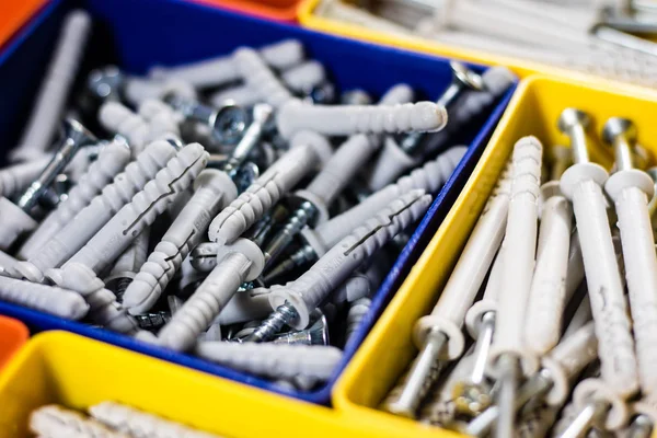 Vidalar Plastik renkli kaplarda ayrılmış. Kutusu Oluşturucu için