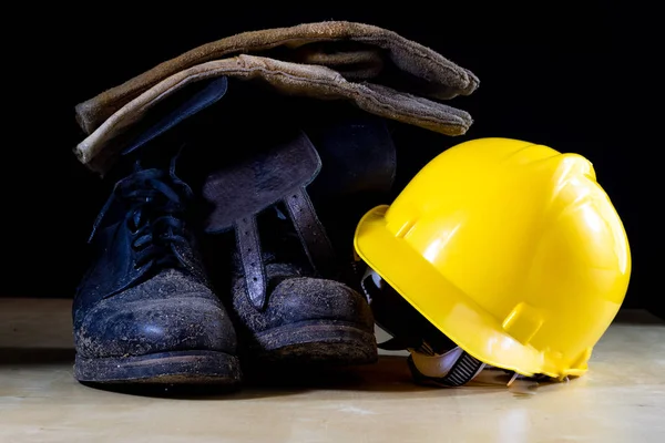 Botas de trabalho lamacentas com capacete e luvas. Acessórios para o — Fotografia de Stock