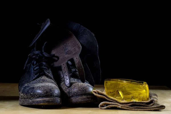 Workwear for a construction worker. Helmet, gloves, shoes and su — Stock Photo, Image