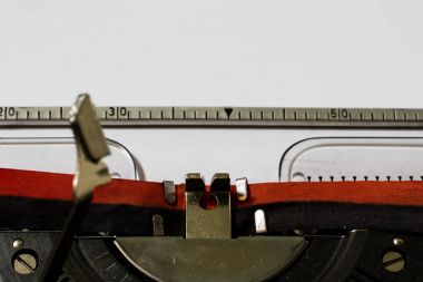 Daktilo ile boş bir beyaz kağıt. Daktiloda yazı. 