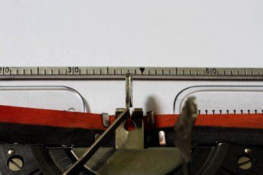 Daktilo ile boş bir beyaz kağıt. Daktiloda yazı. 