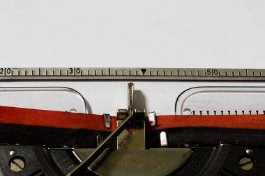 Daktilo ile boş bir beyaz kağıt. Daktiloda yazı. 