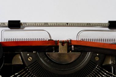 Daktilo ile boş bir beyaz kağıt. Daktiloda yazı. 